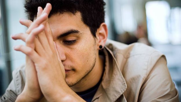 Un hombre joven con cara de preocupado