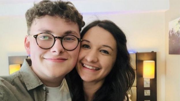 جورجيا لي المصابة بالتهاب الدماغ مع صديقها