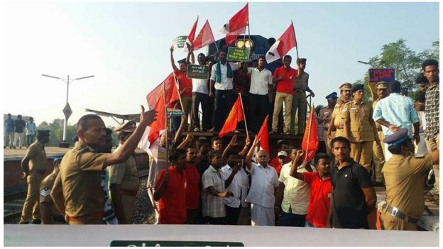 'ரெயில்களை நடுவழியில் மறித்து போராட்டம்'