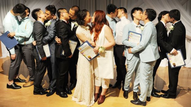 七對同性伴侶到美國舉行婚禮。