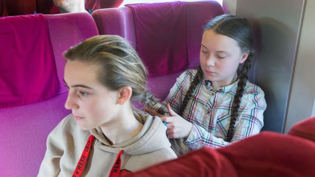 Greta Thunberg en tren con una adolescente del movimiento de huelgas escolares en Bélgica