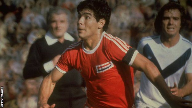Diego Maradona Argentinos forması giyerken