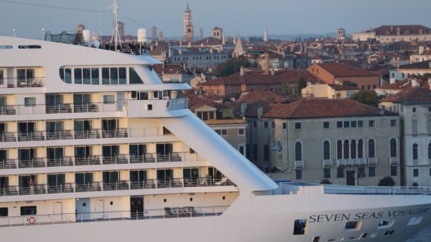 корабль в гавани Венеции
