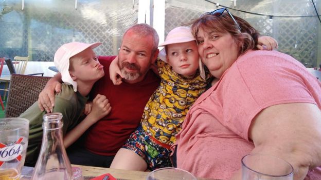 Alison et Brian McNamara avec leurs fils Reece (à gauche) et Jordan