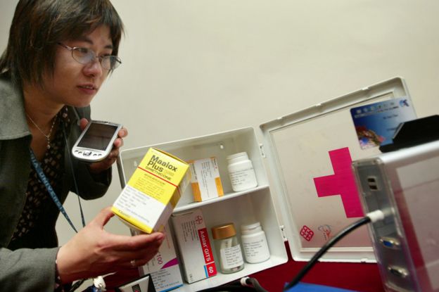 Professora Joanne Chung Wai-yee, da Universidade Politécnica de Hong Kong, mostra sistema controlado por RFID projetado para impedir erros de prescrição