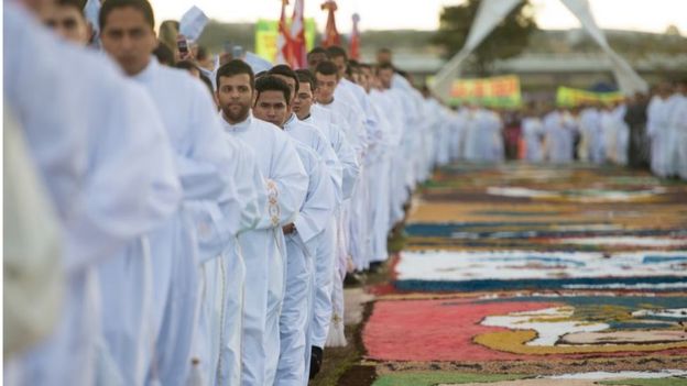 Sacerdotes em missa em Brasília em 2015