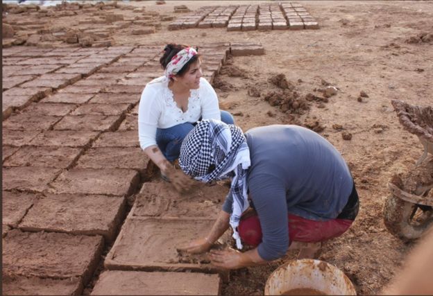 نساء يصنعن القرميد الطيني