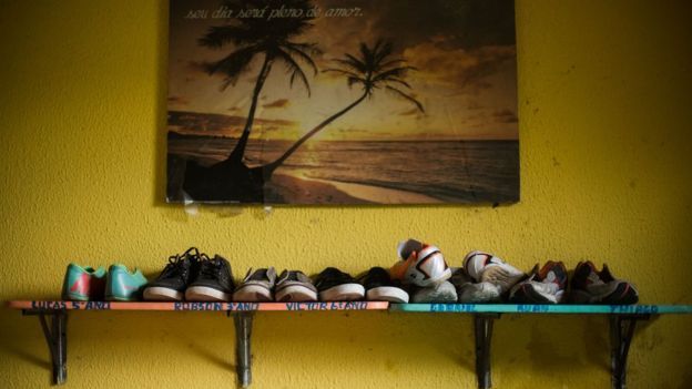 Hilera de zapatos de niños pequeños en un orfanato en el estado brasileño de Ceará