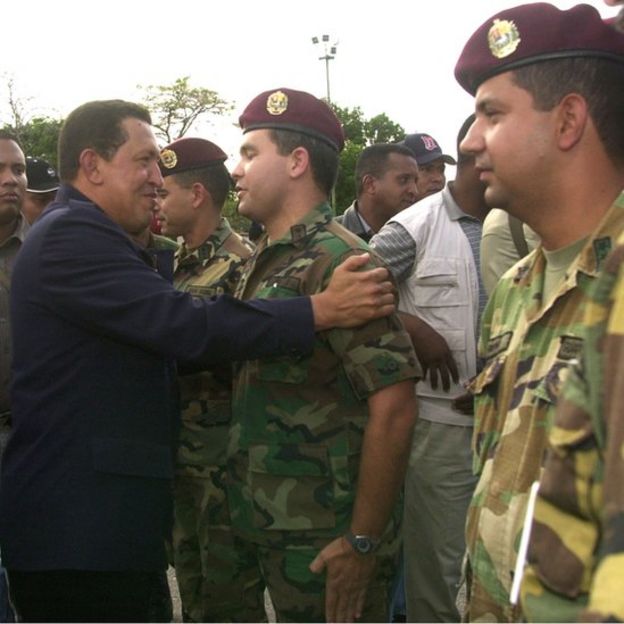 Chávez com militares