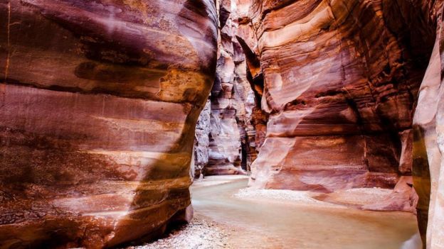 Una cueva con vistas a Wadi Mujib, cerca del Mar Muerto.