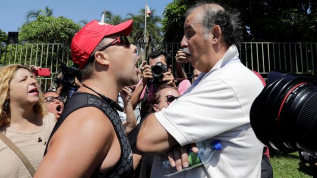 Apoiadores de Maduro e de Guaidó discutem na frente da embaixada