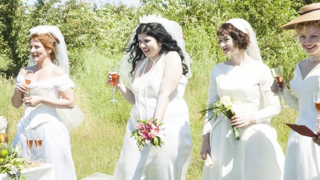 Mulheres numa cerimônia de 'autocasamento' no Canadá