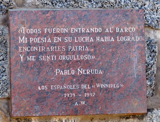 Una placa en la residencia de Neruda en Isla Negra, con una poesía dedicada a los refugiados españoles que llegaron en el carguero francés Winnipeg.