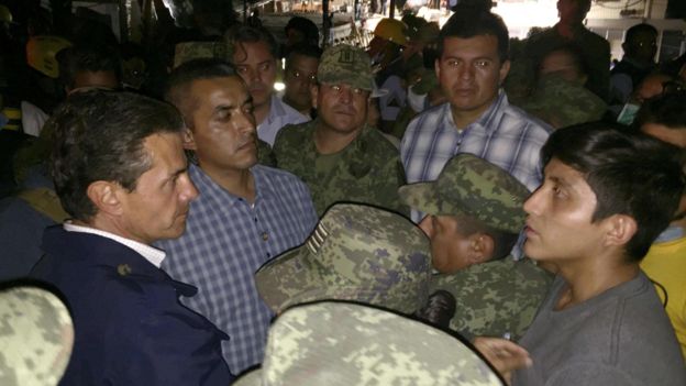 El presidente de México, Enrique Peña Nieto (izq.), visitó el lugar de la tragedia