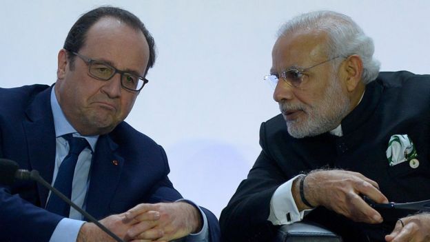 French President Francois Hollande (L) speaks with Indian Prime Minister Narendra Modi