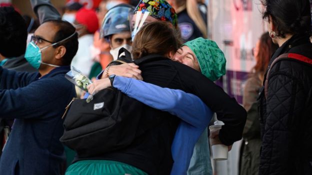 Dân New York tụ họp bên ngoài bệnh viện NYU Langone Health hôm 11/4 để tỏ lòng biết ơn nhân viên y tế tại tuyến đầu trong trận chiến dẹp virus corona