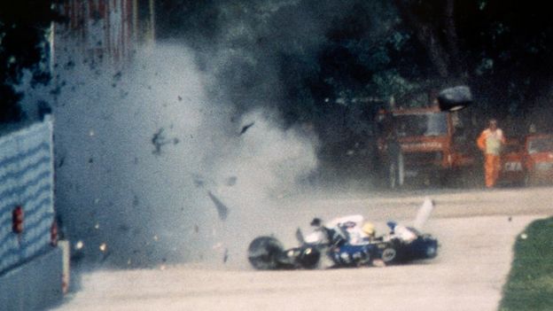 Ayrton Senna en el momento de su muerte en el circuito de Imola.