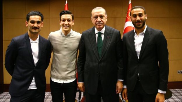 En el encuentro en Londres también estuvieron el futbolista alemán Ilkay Gundogan (izquierda) y el delantero turco Cenk Tosun (derecha).