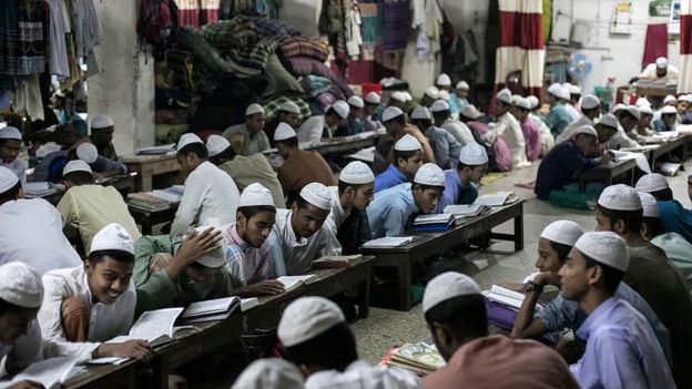 পর্যবেক্ষকরা বলছেন, এসব মাদ্রাসার ওপর কর্তৃপক্ষের খুব একটা নজরদারি নেই।