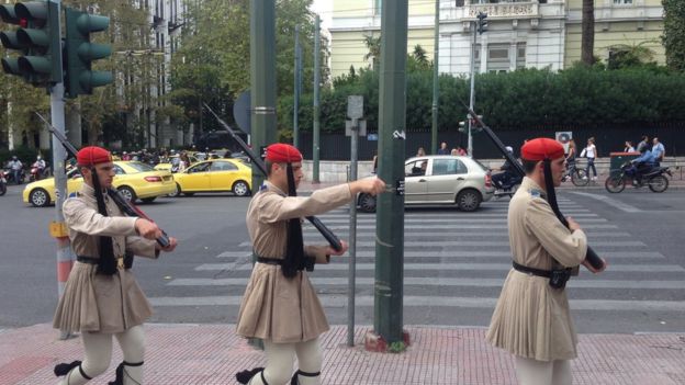 Guardias fuera del Parlamento griego