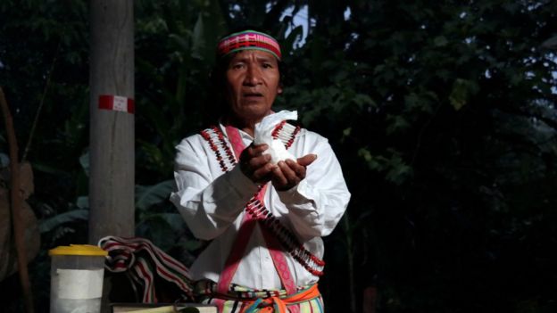 Shainkiam Yampik Wananch, diácono ordenado por la Iglesia Católica, sostiene hostias durante una liturgia con indígenas Achuar en una capilla en Wijint, una aldea en la Amazonía peruana, en Perú, el 20 de agosto de 2019.