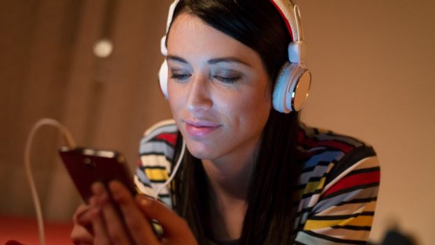 Mujer viendo teléfono