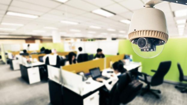 Una videocámara en una oficina