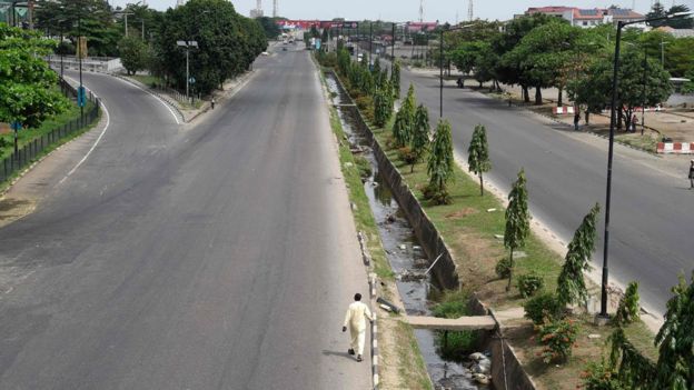 Une section de la voie rapide d'Ibadan est déserte par les automobilistes suite au blocage par les autorités pour freiner la propagation du coronavirus COVID-19 à Lagos, le 31 mars 2020