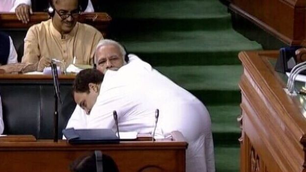 பிரதமர் மோதியை ஆரத்தழுவிய ராகுல் காந்தி