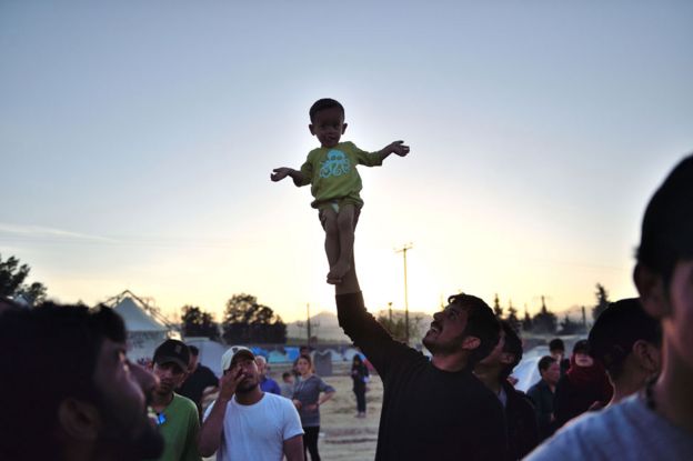 Miles de migrantes de Medio Oriente cruzaron la frontera de Grecia a Macedonia en 2016.