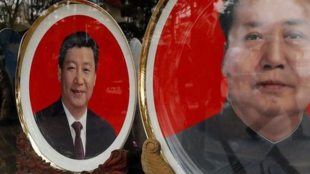 Placas de recuerdo con imágenes del fallecido presidente chino Mao Zedong y del presidente chino Xi Jinping.