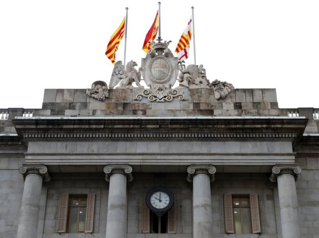 El reloj del ayuntamiento de Barcelona marca las 10:00 el 19 de octubre de 2017.