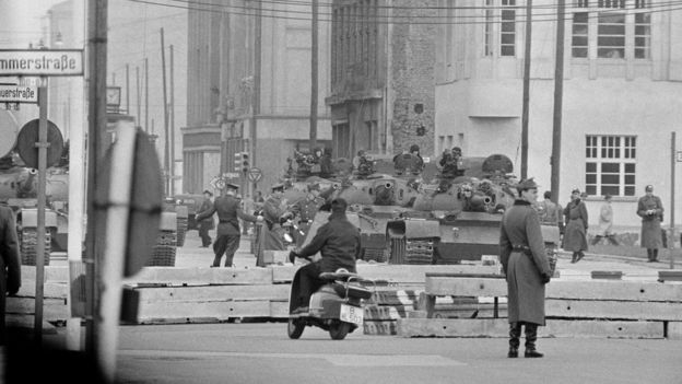 Tanques soviéticos nas ruas de Berlim