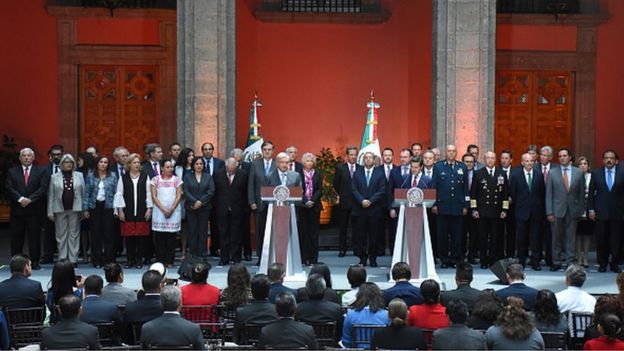 López Obrador y su antecesor, Enrique Peña Nieto, en una conferencia.