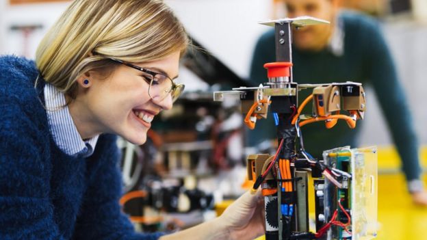 Mujer frente a un robot