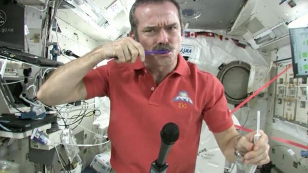 Chris Hadfield cepillándose los dientes en el espacio