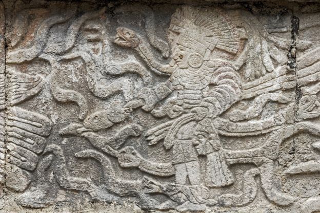 Piedra talla con motivos Maya