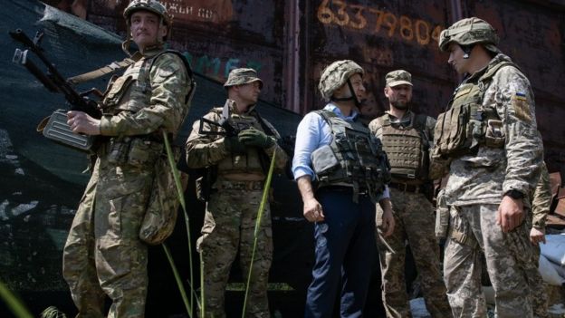 Володимир Зеленський відвідав передові позиції ЗСУ на Луганщині наприкінці травня
