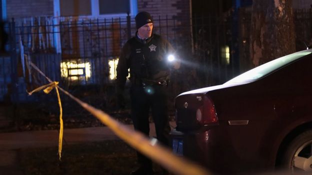 Policía con linterna en Chicago