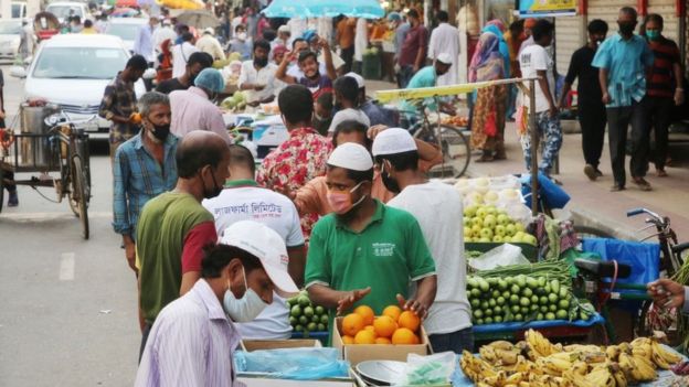 ফুটপাতে কেনাকাটা