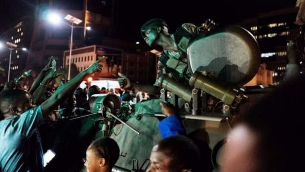 Rais wa Zimbabwe walishangilia kujiuzulu kwa Mugabe mjini Harare