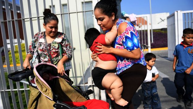 Isabel Pantoja sentando a su hijo Luis Manuel en un carrito de bebé