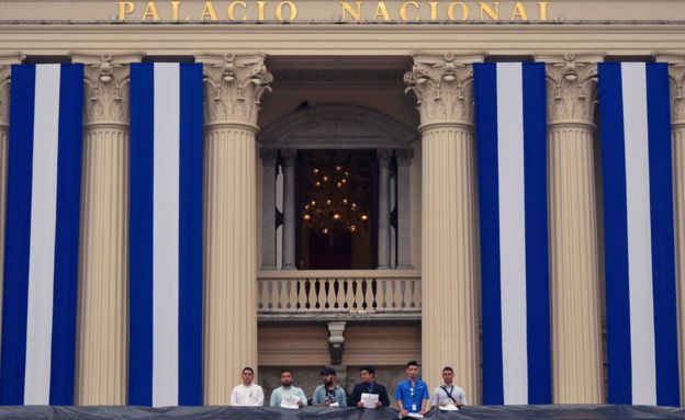 Empleados ensayan la toma de posesión de Nayib Bukele.