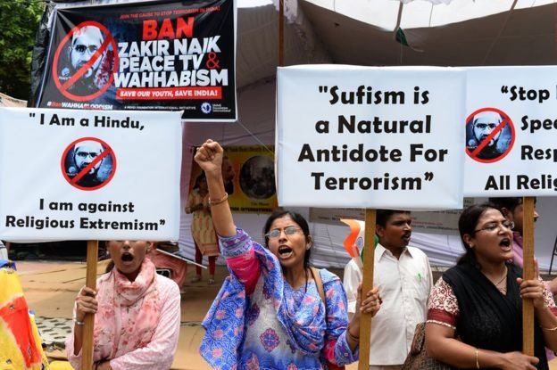 Demonstran di India melakukan aksi protes terhadap Naik setelah serangan di Dhaka pada Juli 2016