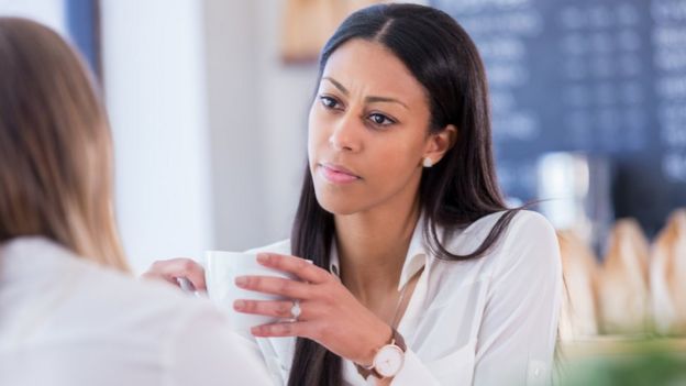 Dos mujeres hablando.