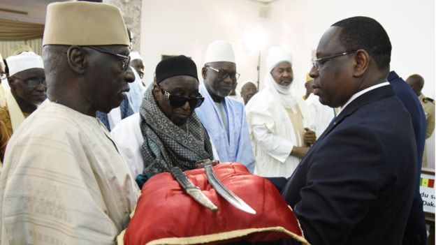 Le guide suprême des tidjanes du Sénégal, Serigne Babacar Sy Mansour (au premier rang, à gauche) et le président Macky Sall autour du sabre d'El Hadj Omar Tall.