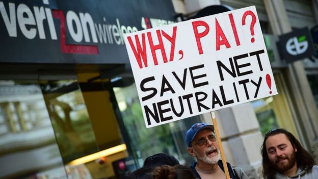 Protestas contra la decisión de la FCC frente a un almacén de Verizon