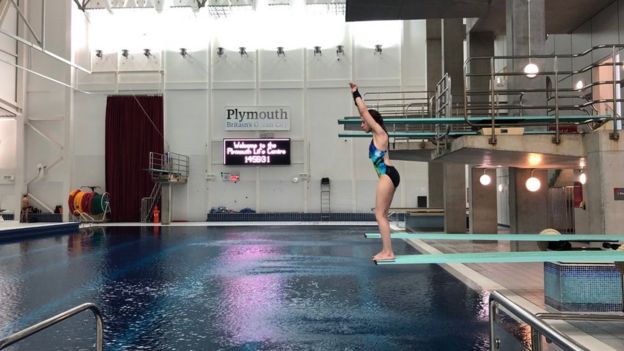 Maddy sobre el trampolín.