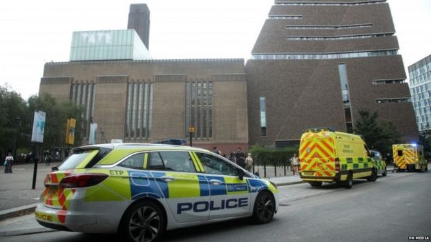 Tate Modern'in önündeki polis ve araçları ve ambulanslar.