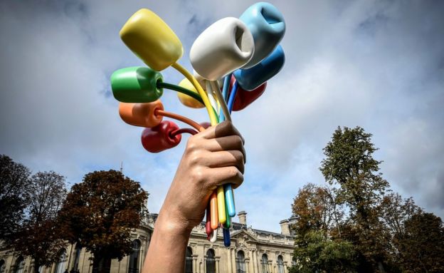 The "Bouquet of Tulips" sculpture by US artist Jeff Koons after its unveiling near The Petit Palais Museum in Paris, France, 4 October 2019